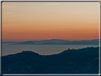 foto Colline nella nebbia al Tramonto